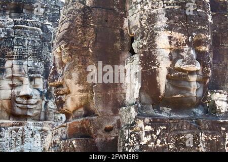 siem Reap kambodscha Bayon ist ein buddhistischer Schrein. 216 lächelnde, heitere Gesichter wurden auf gigantischer Türme geschnitzt. Die Gesichter wurden so geschnitzt, dass sie wie Jayavarm aussahen Stockfoto