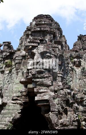 siem Reap kambodscha Bayon ist ein buddhistischer Schrein. 216 lächelnde, heitere Gesichter wurden auf gigantischer Türme geschnitzt. Die Gesichter wurden so geschnitzt, dass sie wie Jayavarm aussahen Stockfoto