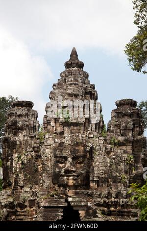 siem Reap kambodscha Bayon ist ein buddhistischer Schrein. 216 lächelnde, heitere Gesichter wurden auf gigantischer Türme geschnitzt. Die Gesichter wurden so geschnitzt, dass sie wie Jayavarm aussahen Stockfoto