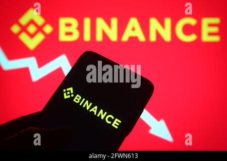 In dieser Abbildung ist ein Binance-Logo einer Kryptowährungsfirma auf einem Smartphone und einem pc-Bildschirm zu sehen. Stockfoto