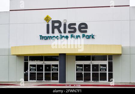 Houston, Texas USA 05-14-2021: Außenansicht des iRise Trampolin Fun Park in Houston, TX. Erholungszentrum für Kinder und Erwachsene, beliebt für Partys. Stockfoto