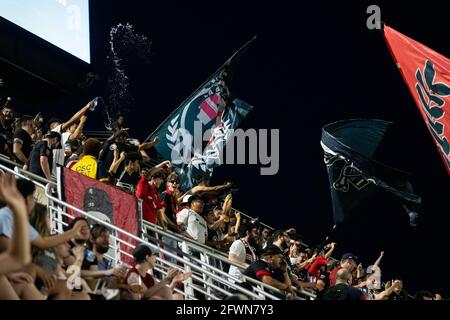 Washington, USA. Mai 2021. Die Fans jubeln in der Fanabteilung während des Fußballspiels der DC United gegen Philadelphia Union Major League am Sonntag, dem 23. Mai 2021, im Audi Field in Washington, DC an. Die Union gewann das Spiel 0-1, nachdem sie in der ersten Halbzeit nach vorne gezogen war, als eine VAR-Überprüfung ein Tor des Angreifers Kacper Przybylko erlaubte, das ursprünglich für die Offside verboten war. (Graeme Sloan/Sipa USA) Quelle: SIPA USA/Alamy Live News Stockfoto