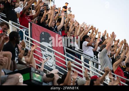 Washington, USA. Mai 2021. Die Fans jubeln in der Fanabteilung während des Fußballspiels der DC United gegen Philadelphia Union Major League am Sonntag, dem 23. Mai 2021, im Audi Field in Washington, DC an. Die Union gewann das Spiel 0-1, nachdem sie in der ersten Halbzeit nach vorne gezogen war, als eine VAR-Überprüfung ein Tor des Angreifers Kacper Przybylko erlaubte, das ursprünglich für die Offside verboten war. (Graeme Sloan/Sipa USA) Quelle: SIPA USA/Alamy Live News Stockfoto