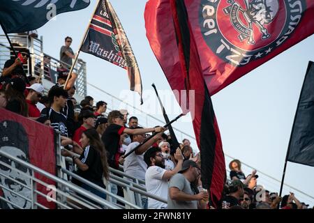 Washington, USA. Mai 2021. Die Fans in der Fanabteilung jubeln nach der Nationalhymne vor dem Spiel der DC United gegen Philadelphia Union Major League Soccer am Sonntag, dem 23. Mai 2021, im Audi Field in Washington, DC, an. Die Union gewann das Spiel 0-1, nachdem sie in der ersten Halbzeit nach vorne gezogen war, als eine VAR-Überprüfung ein Tor des Angreifers Kacper Przybylko erlaubte, das ursprünglich für die Offside verboten war. (Graeme Sloan/Sipa USA) Quelle: SIPA USA/Alamy Live News Stockfoto