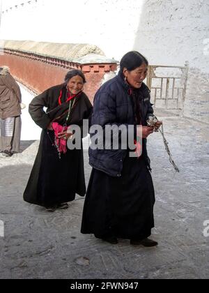 Pilger im Potala Palast in Lhasa Tibet Stockfoto