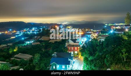 Nachtszene im Tal mit hellen Häusern mit bunten Licht macht die Nacht Szene auf dem Land Vietnam Stockfoto