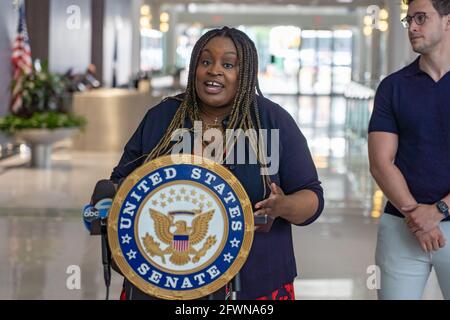 New York, Usa. Mai 2021. Dr. Heather Irobunda spricht auf einer Pressekonferenz in New York City mit Huge Ma, der den TurboVax Twitter-bot, Dr. Mike Varshavski von YouTube, der in einer Woche Millionen von Followern erreicht hat, und Dr. Heather Irobunda von der Bronx, Senator Chuck Schumer, der ihr Instagram nutzt, um Zehntausende von Followern zu erziehen, sagt, dass solche jungen Social-Media-Influencer in New Yorker wertvolle Hilfe bei den Impfbemühungen des Bundes sein könnten, um junge Impfskeptiker zu überzeugen. Kredit: SOPA Images Limited/Alamy Live Nachrichten Stockfoto