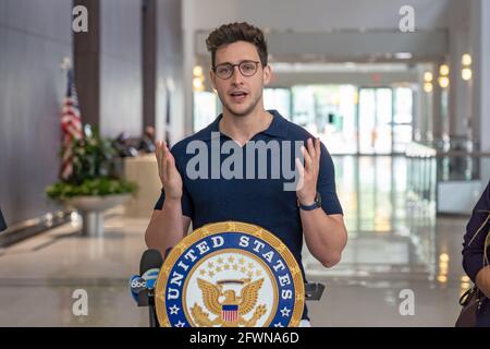 New York, Usa. Mai 2021. Dr. Mike Varshavski spricht auf einer Pressekonferenz in New York City mit Huge Ma, der den TurboVax Twitter-bot, Dr. Mike Varshavski von YouTube, der in einer Woche Millionen von Followern erreicht hat, und Dr. Heather Irobunda von der Bronx, Senator Chuck Schumer, der ihr Instagram nutzt, um Zehntausende von Followern zu erziehen, sagt, dass solche jungen Social-Media-Influencer in New Yorker wertvolle Hilfe bei den Impfbemühungen des Bundes sein könnten, um junge Impfskeptiker zu überzeugen. Kredit: SOPA Images Limited/Alamy Live Nachrichten Stockfoto