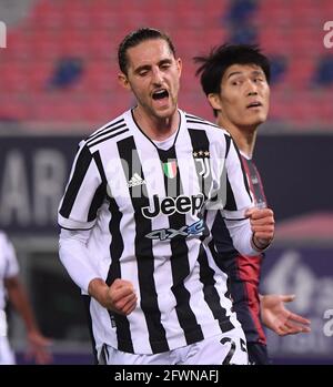 Bologna, Italien. Mai 2021. Adrien Rabiot von Juventus feiert sein Tor bei einem Fußballspiel der Serie A zwischen Bologna und Juventus in Bologna, Italien, am 23. Mai 2021. Quelle: Federico Tardito/Xinhua/Alamy Live News Stockfoto