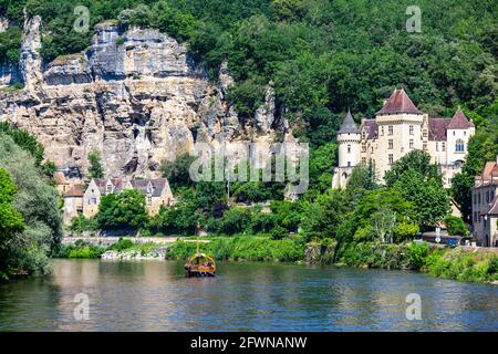 Das Dorf La Roque-Gageac, das zu den schönsten Dörfern Frankreichs gehört, liegt zwischen den Klippen und der Dordogne. Stockfoto