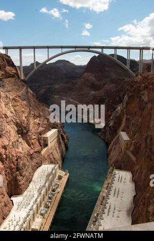 Blick auf die Mike O'Callaghan–Pat Tillman Memorial Bridge von oben Des Hoover-Staudamms Stockfoto