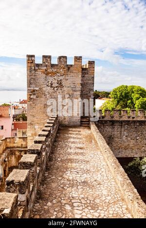 Die Burg Saint George ist eine historische Burg in der portugiesischen Hauptstadt Lissabon, die mindestens aus dem 8. Jahrhundert v. Chr. stammt, während die ersten Befestigungsanlagen errichtet wurden Stockfoto