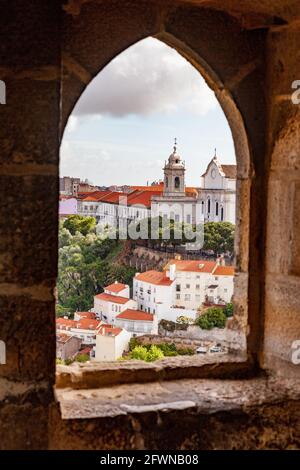 Saint George Castle ist eine historische Burg in der portugiesischen Hauptstadt Lisbondates to at Am wenigsten das 8. Jahrhundert v. Chr., während die ersten Befestigungsanlagen gebaut Stockfoto