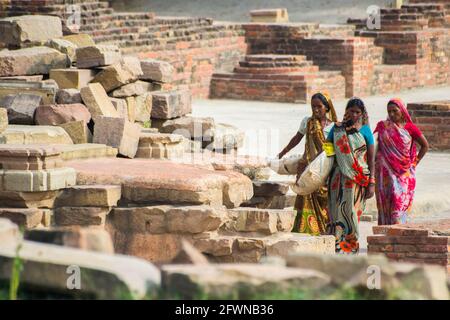 Sarnath, Indien. Arbeiter, die schwere Lasten tragen. Stockfoto