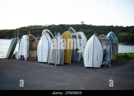 Waiheke Island, Neuseeland. Schlauchboote an der Matiatia Wharf während der blauen Stunde Stockfoto