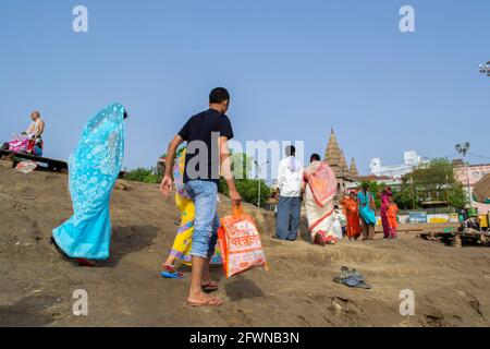 Varanasi, Indien. Menschen, die über trockene Ufer des Ganges wandern Stockfoto