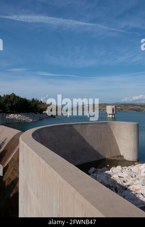 Asprokremmos Reservoir, Zypern Stockfoto