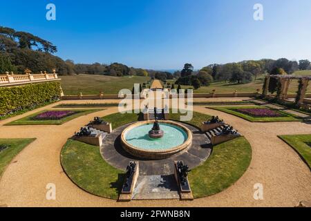 England, Isle of Wight, East Cowes, Osborne House, das palastartige ehemalige Zuhause von Queen Victoria und Prince Albert, Fountain and Gardens Stockfoto