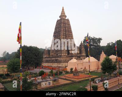 Blick auf den Mahabodhi-Tempelkomplex, Bodhgaya, Bihar, Indien - an einem Novembermorgen 2017 Stockfoto