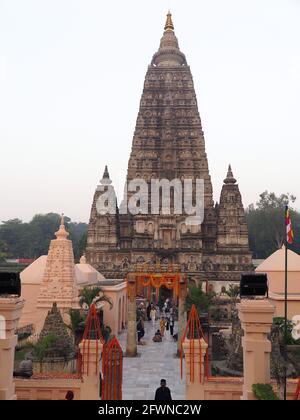 Blick auf den Mahabodhi-Tempelkomplex, Bodhgaya, Bihar, Indien - an einem Novembermorgen 2017 Stockfoto