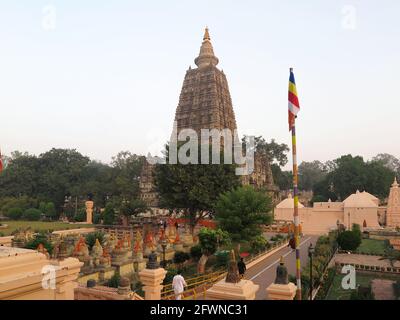 Blick auf den Mahabodhi-Tempelkomplex, Bodhgaya, Bihar, Indien - an einem Novembermorgen 2017 Stockfoto