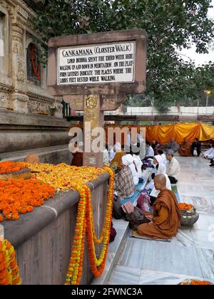 Eifrige Anhänger beteten beim Kreuzgang oder Ckamana, wo der Buddha die Gehmeditation praktizierte - eines der heiligsten Schreine in Bodhgaya, November 17 Stockfoto