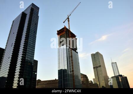 Chicago, Illinois, USA. Das im Bau befindliche 60-stöckige Wolf Point East, eine Struktur, die Luxusapartments gewidmet ist. Stockfoto