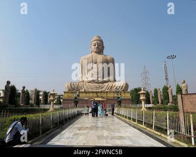 Besucher posieren für Bilder an der Großen Buddha Statue, Bodhgaya, Bihar, Indien - November 2017 Stockfoto