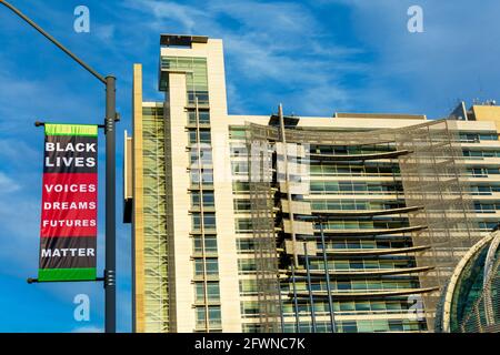 San Jose City Hall außen unter blauem Himmel. Black Lives Matter Banner mit Phrase Voices. Träume. Futures und zeigen die Farben der Pan African FL Stockfoto