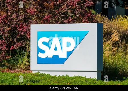 SAP-Schild. SAP SE ist ein multinationaler deutscher Softwarekonzern, der Unternehmenssoftware zur Verwaltung von Geschäftsabläufen und kundenspezifischen Anwendungen entwickelt Stockfoto