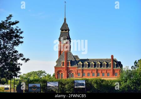 Chicago, Illinois, USA. Der markante Uhrenturm am Verwaltungsgebäude im Pullman National Historic District. Stockfoto