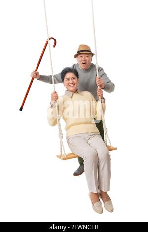 Glückliches altes Paar auf den Schaukeln Stockfoto