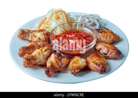 Chicken Wings Kebab auf Teller auf isoliertem Hintergrund Stockfoto