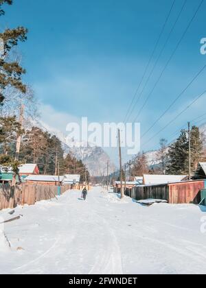 Dorf am Fuße der Berge im Winter, Winterhintergrund Stockfoto