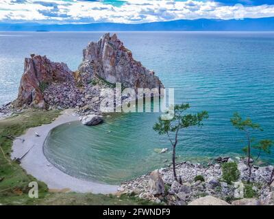 Naturattraktion der Felsen von Shamanka auf der Insel Olchon. Baikalsee, Russland. Stockfoto