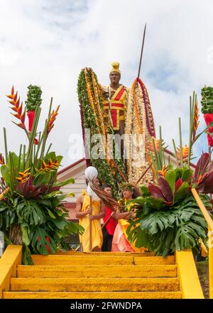 Leis drapiert auf der Originalstatue während der Feierlichkeiten zum König-Kamehameha-Tag in Kapa'au, Nord-Kohala, Big Island, Hawaii. Stockfoto