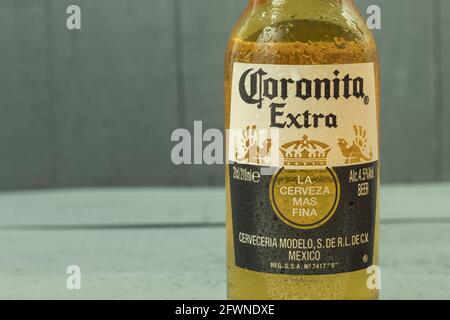 Warschau, Polen - 22. Mai 2021: Flasche kaltes Coronita Extra Bier. Hintergrund mit Platz für Text. Eine Markenflasche des berühmten mexikanischen Corona-Bieres. Stockfoto