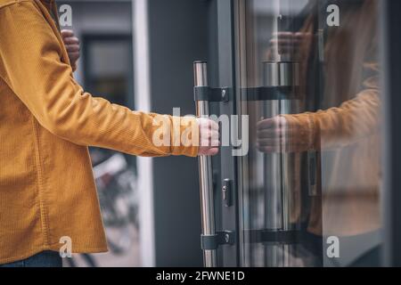 Nahaufnahme der Mans-Hand, die die Tür mit einem öffnet Zugangskarte Stockfoto