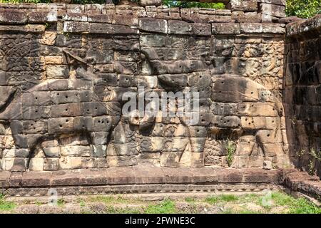 Die Terrasse der Elefanten ist Teil der ummauerten Stadt Angkor Thom, einem zerstörten Tempelkomplex in Kambodscha. Die Terrasse wurde von Angkors König Jay genutzt Stockfoto