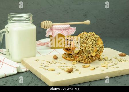 Hausgemachte Kekse mit Samen und Honig Karamell. Karamell- und Sonnenblumenkerne sowie Kürbiskerne und Nüsse. Leckere vegetarische Kekse. Hintergrund und Raum Stockfoto