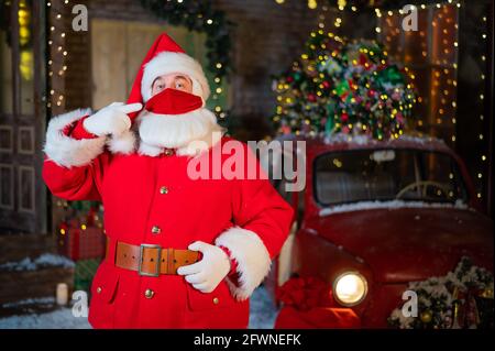 Porträt des weihnachtsmannes in einer Schutzmaske. Winterurlaub während der Coronavirus-Pandemie Stockfoto