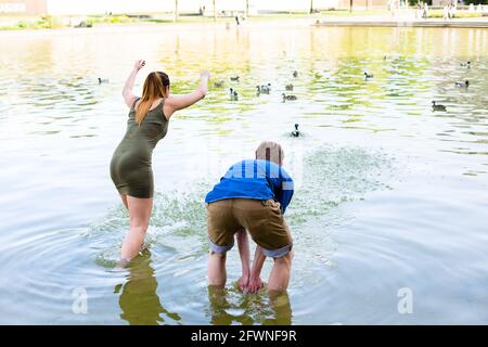 Pärchen toben fröhlich im Wasser des Sees Stockfoto