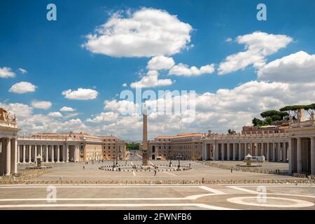 Leerer Petersplatz vor dem Petersdom im Vatikan Stockfoto