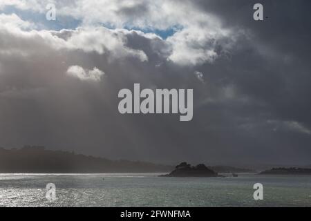 Ein Blick auf Drake's Island am Plymouth Sound, Devon, Großbritannien. Stockfoto