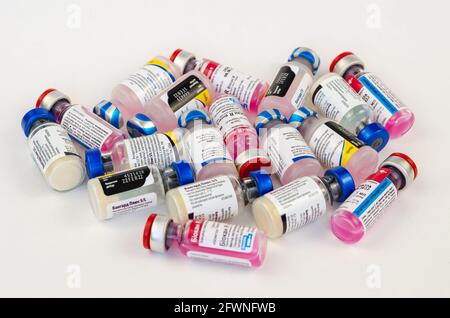 VANGUARD Plus 5/CVL-Impfstoff von Pfizer, USA. Impfstoff Biocan R aus Bioveta, Tschechische Republik. Tollwut-Prophylaxe, Pest, Coronavirose und andere in pe Stockfoto