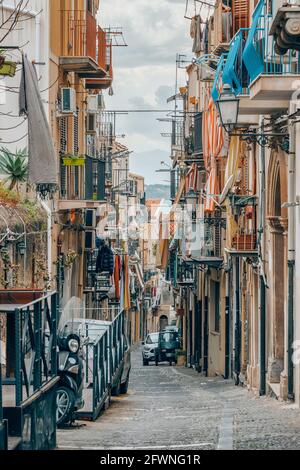 Typische italienische schmale Straße in der Altstadt von Palermo, Italien. Stockfoto