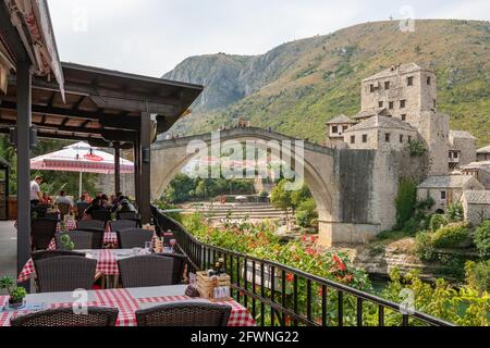Restaurant im Freien mit Blick auf die Stari Most Brücke in der Altstadt von Mostar, Bosnien und Herzegowina Stockfoto