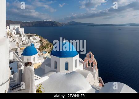 Santorini griechische Insel bei Sonnenuntergang, Ägäis, blaue und weiße Kuppelkirchen Stockfoto