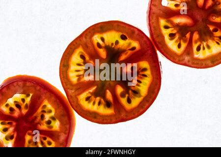 Nahaufnahme von Tomatenscheiben auf isoliertem weißem Hintergrund Stockfoto