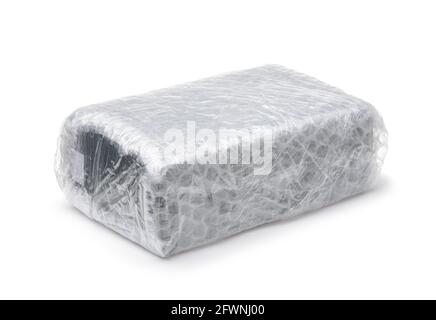 Schwarze Box in Kunststoff Luftpolsterfolie isoliert auf weiß verpackt Stockfoto